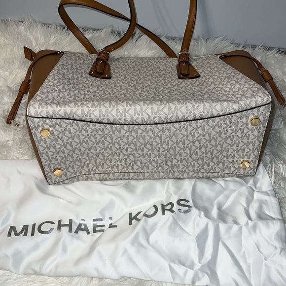 I’m Selling a Large Michael Kors Bag. The colors are Tan&Cream shoulder bag. - Picture 4 of 4